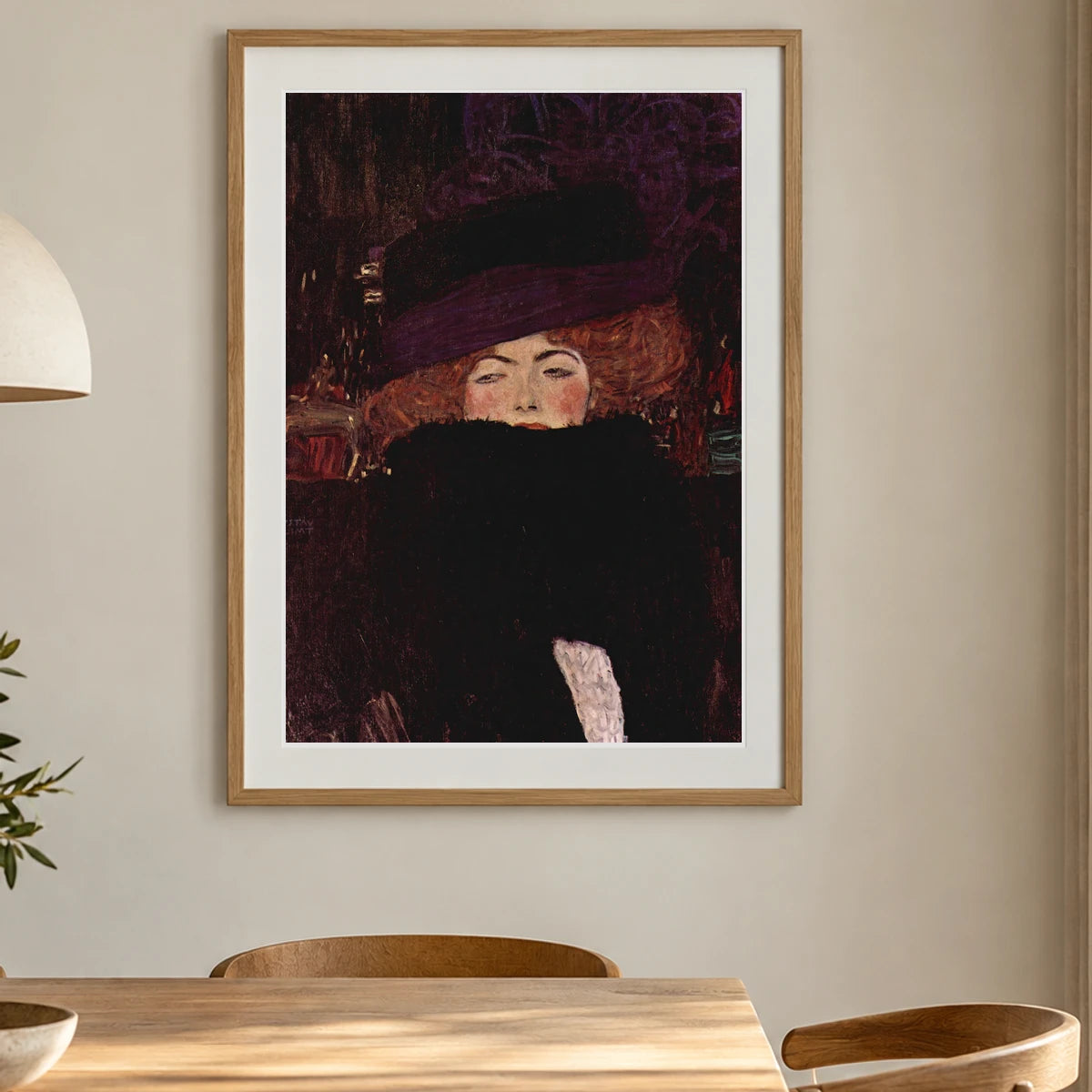 Dame Mit Hut Und Federboa (1909) — Gustav Klimt shown in a styled interior